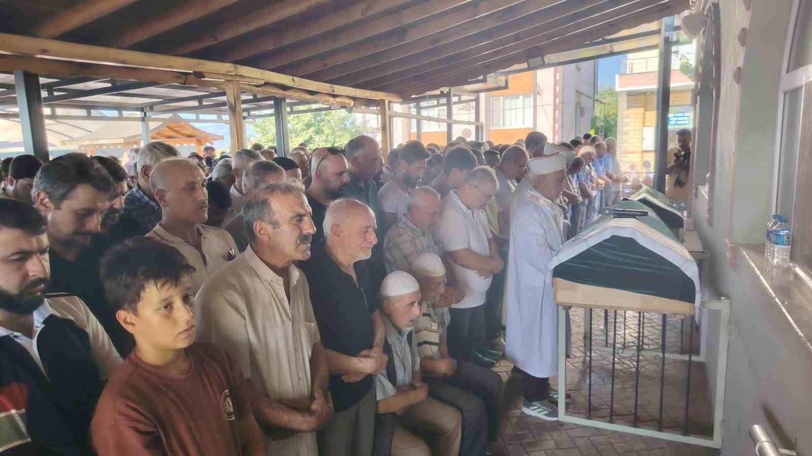 Elektik akımına kapılarak ölen baba ve oğlu gözyaşları arasında toprağa verildi