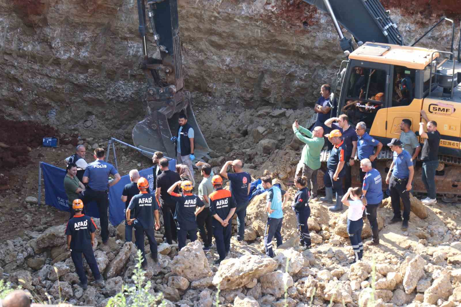 İnşaat kazısında göçük altında kalan kepçe operatörü hayatını kaybetti