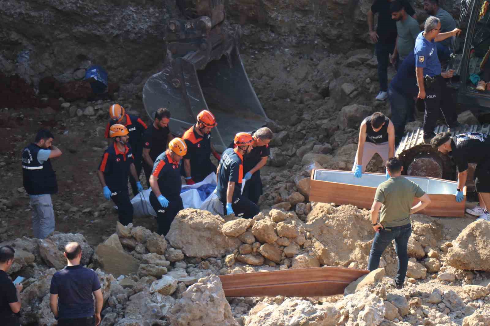 İnşaat kazısında göçük altında kalan kepçe operatörü hayatını kaybetti