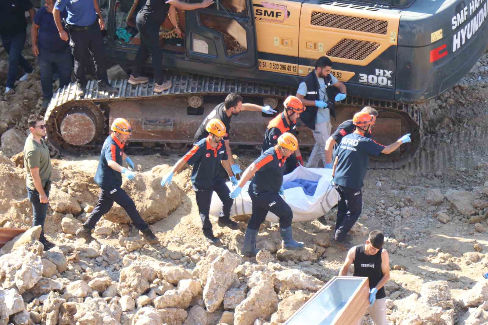 İnşaat kazısında göçük altında kalan kepçe operatörü hayatını kaybetti