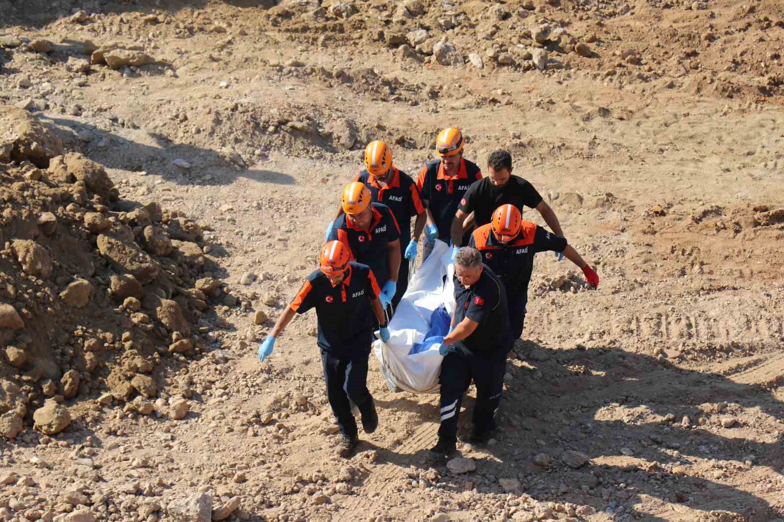 İnşaat kazısında göçük altında kalan kepçe operatörü hayatını kaybetti