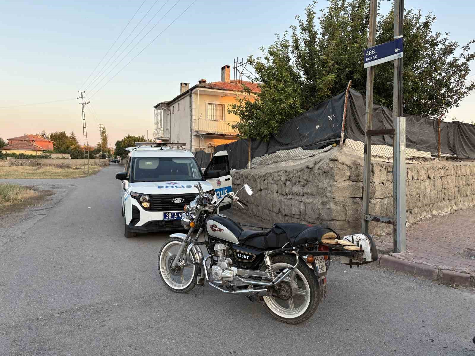 Uygulamada kimlik kontrolü yapılan çocuğun babası ekiplere mukavemet gösterdi