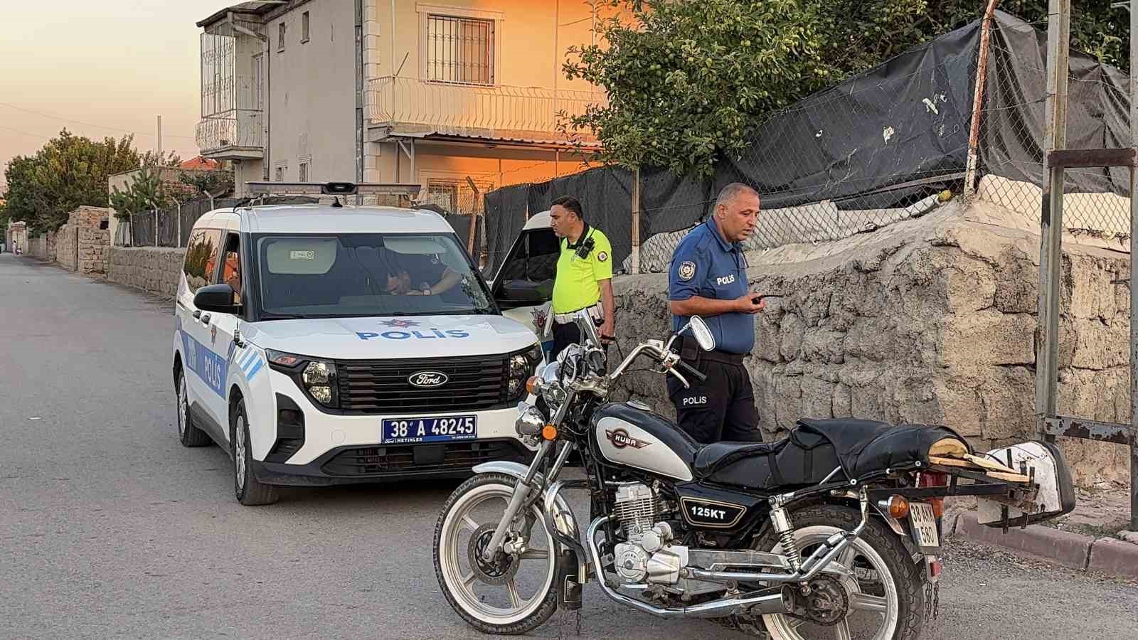 Uygulamada kimlik kontrolü yapılan çocuğun babası ekiplere mukavemet gösterdi