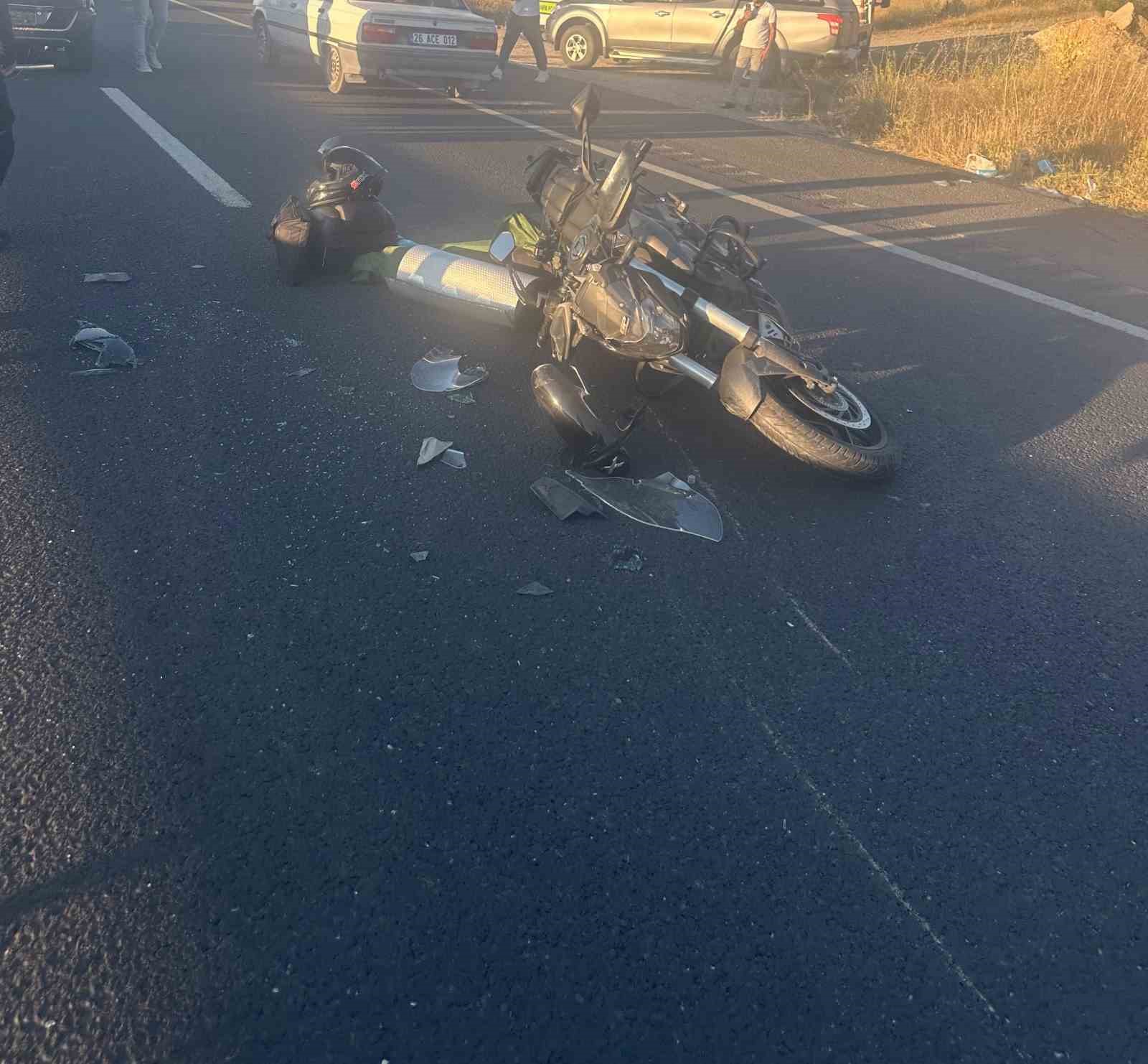 Ankara-Eskişehir yolunda iki motosiklet aynı istikametteki otomobile çarptı: 2 yaralı