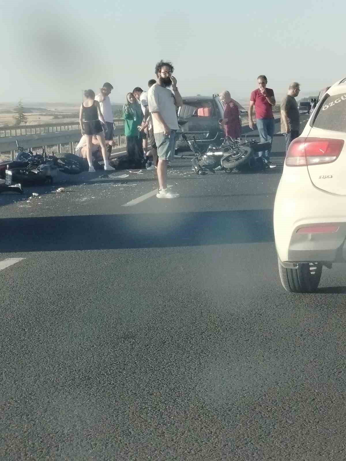 Ankara-Eskişehir yolunda iki motosiklet aynı istikametteki otomobile çarptı: 2 yaralı