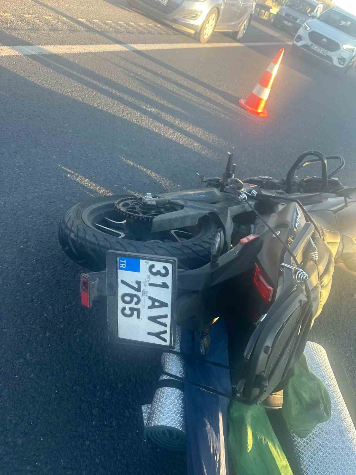 Ankara-Eskişehir yolunda iki motosiklet aynı istikametteki otomobile çarptı: 2 yaralı