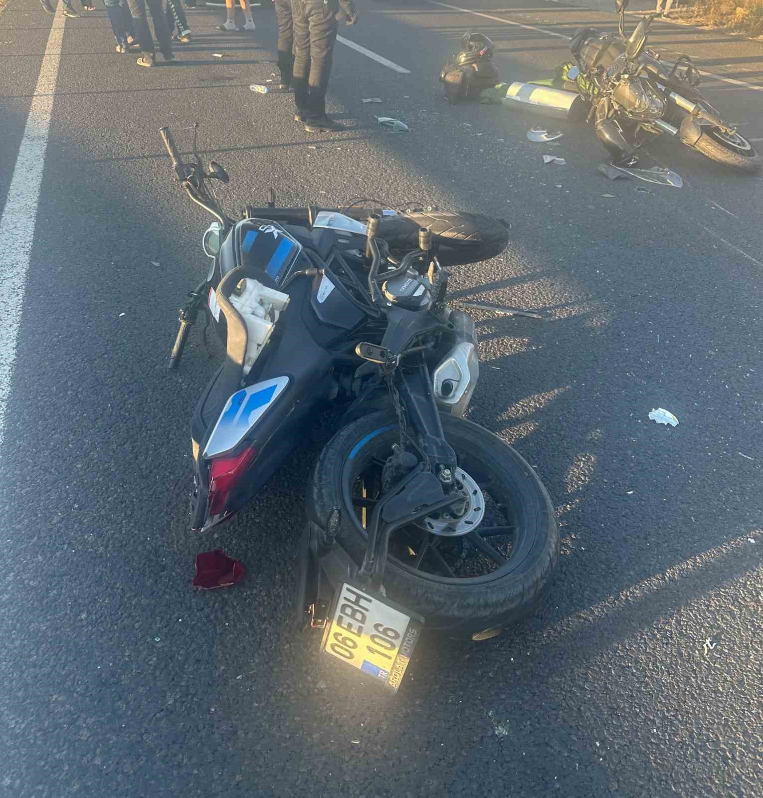 Ankara-Eskişehir yolunda iki motosiklet aynı istikametteki otomobile çarptı: 2 yaralı