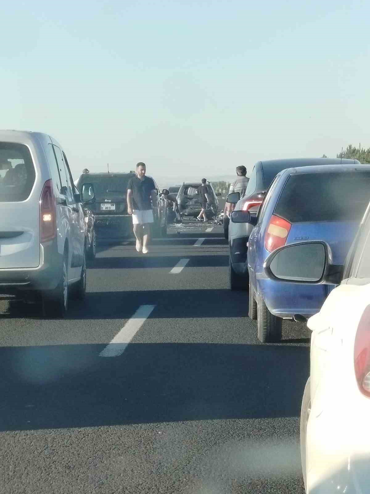 Ankara-Eskişehir yolunda iki motosiklet aynı istikametteki otomobile çarptı: 2 yaralı