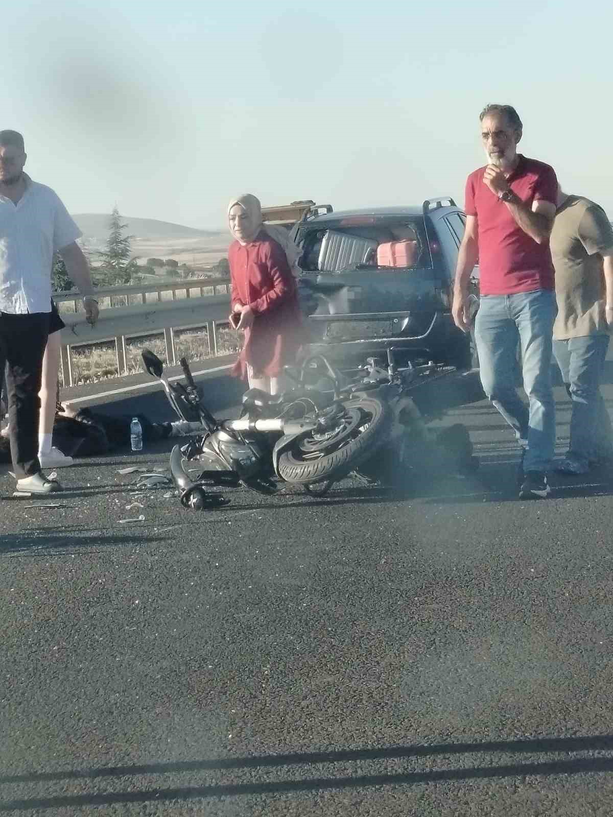 Ankara-Eskişehir yolunda iki motosiklet aynı istikametteki otomobile çarptı: 2 yaralı