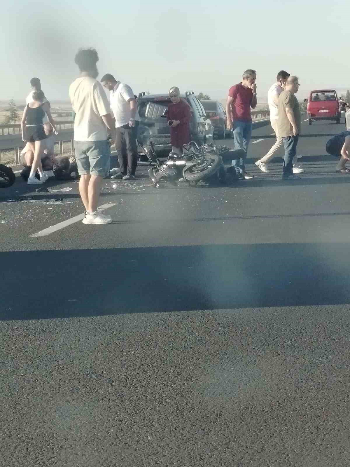 Ankara-Eskişehir yolunda iki motosiklet aynı istikametteki otomobile çarptı: 2 yaralı