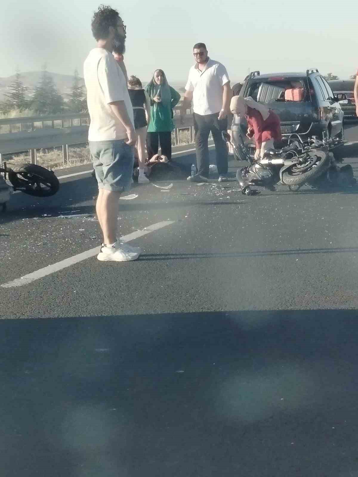 Ankara-Eskişehir yolunda iki motosiklet aynı istikametteki otomobile çarptı: 2 yaralı