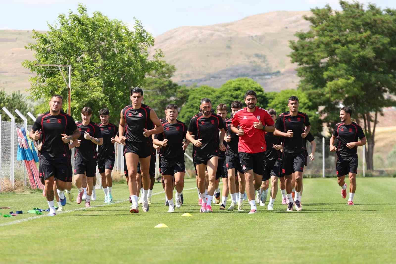 Sivasspor, çift idmanla yeni sezona hazırlanıyor