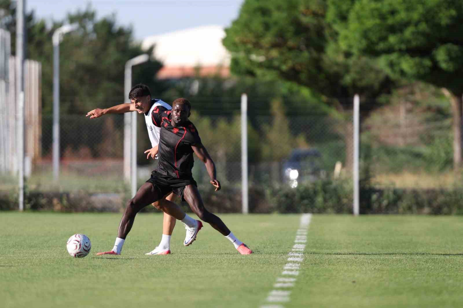 Sivasspor, çift idmanla yeni sezona hazırlanıyor