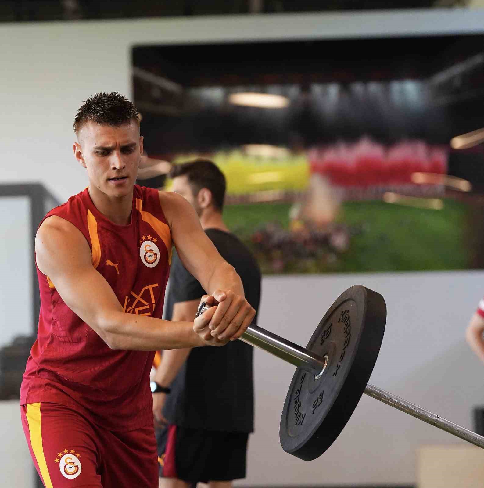 Galatasaray, sabah salonda, akşam sahada çalıştı