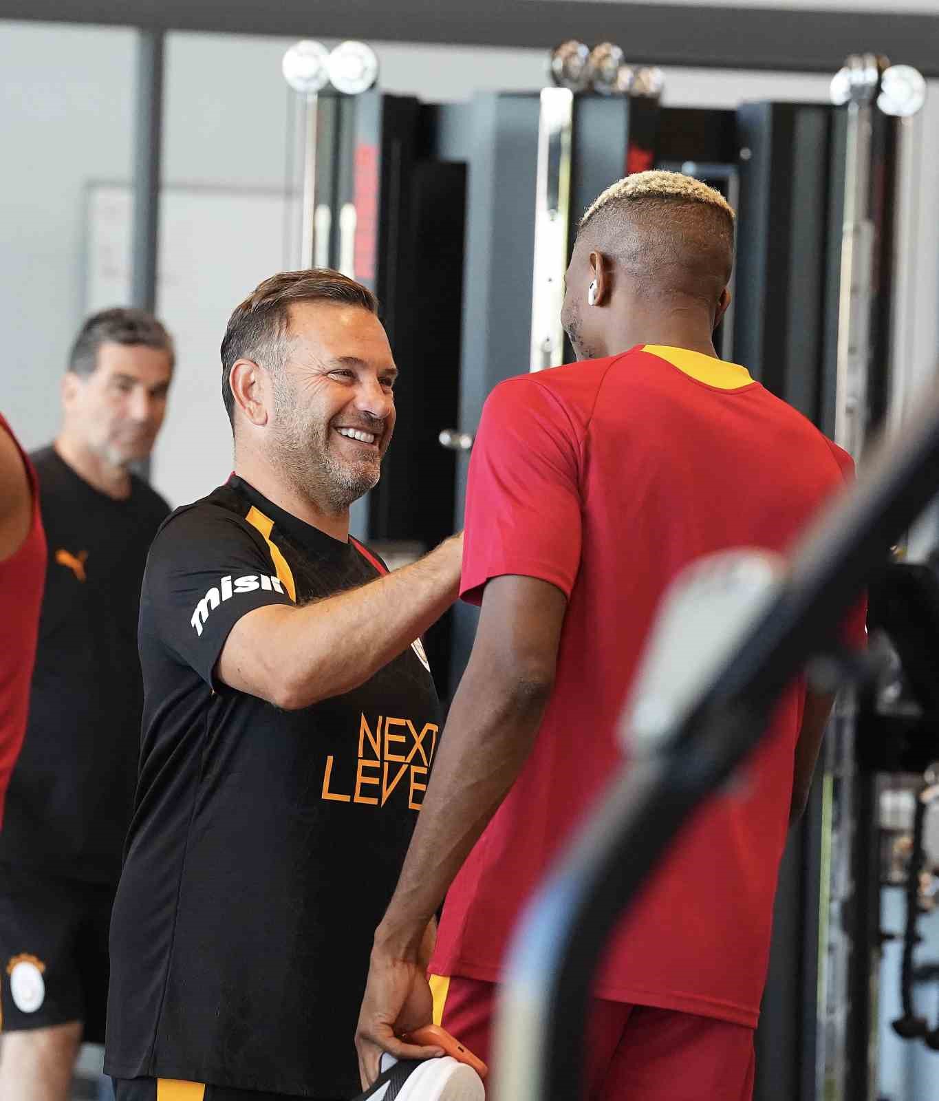 Galatasaray, sabah salonda, akşam sahada çalıştı