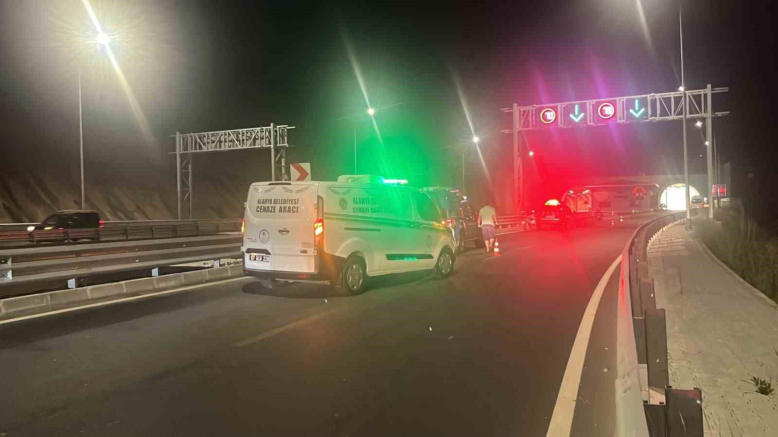 Alanya’da motosiklet bariyerlere çarptı, sürücü hayatını kaybetti