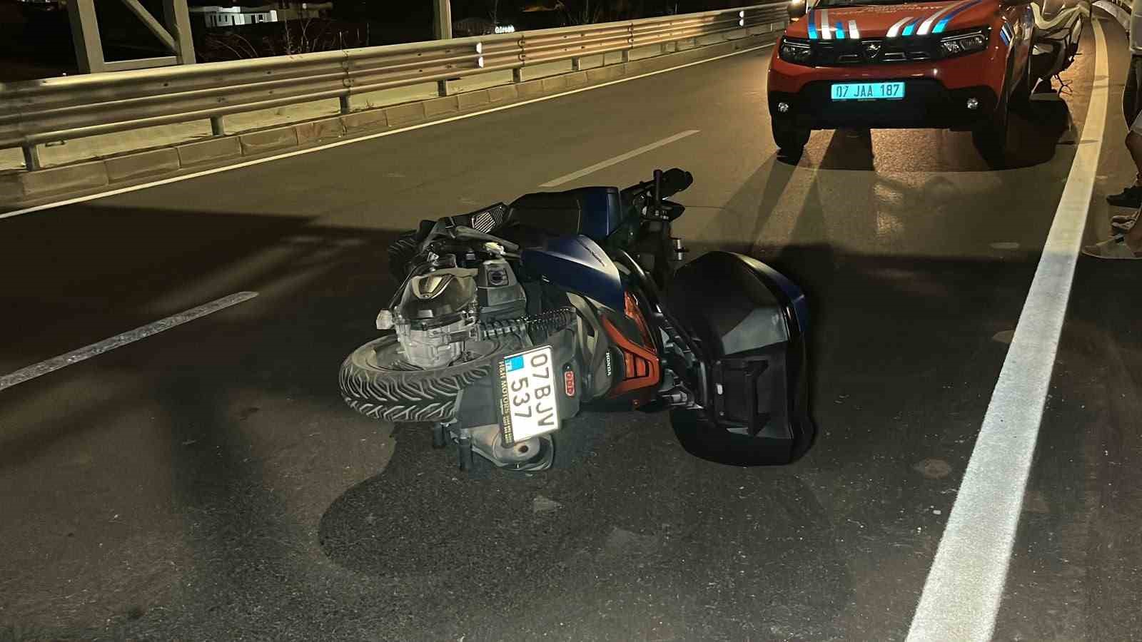 Alanya’da motosiklet bariyerlere çarptı, sürücü hayatını kaybetti