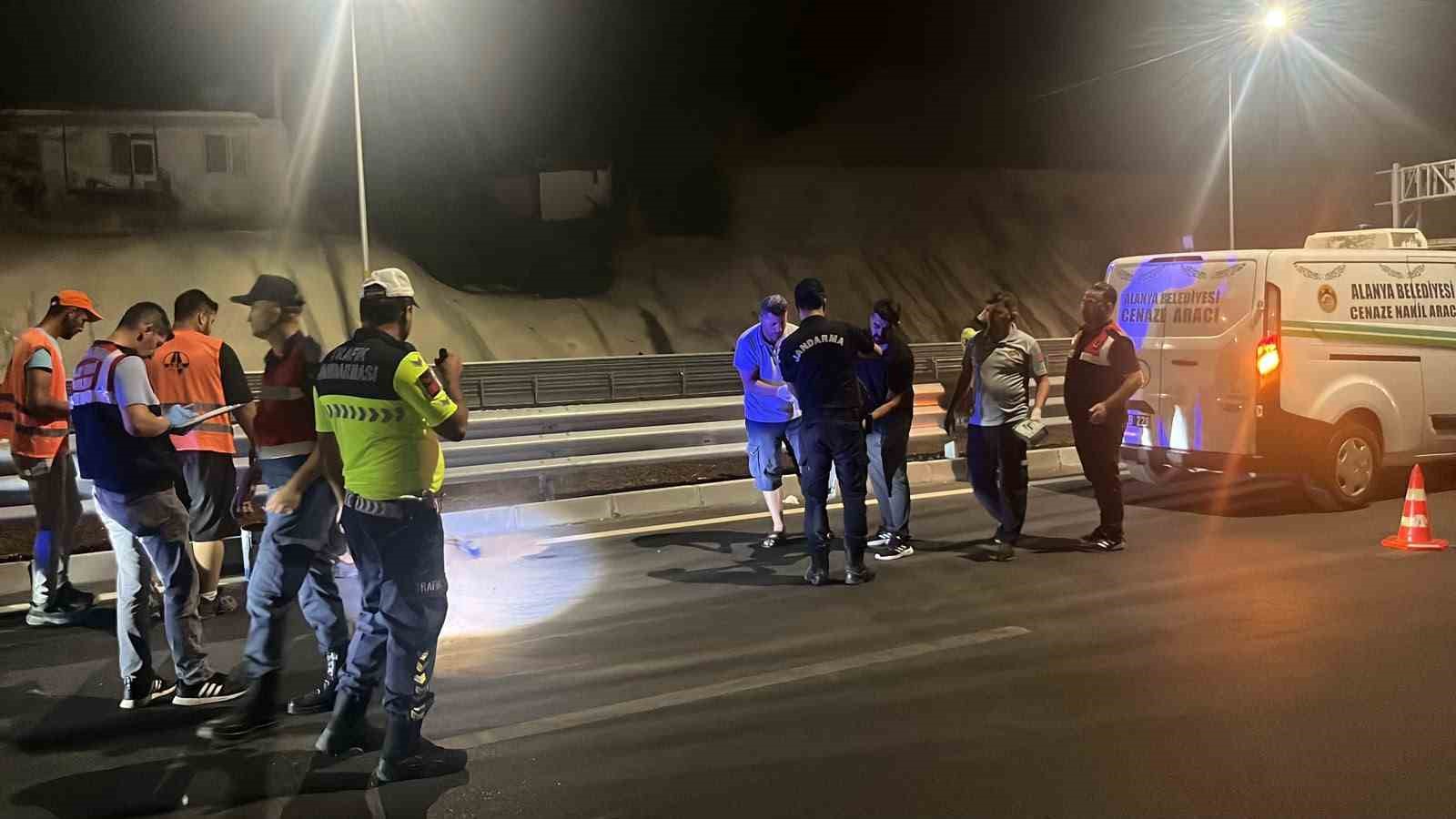 Alanya’da motosiklet bariyerlere çarptı, sürücü hayatını kaybetti