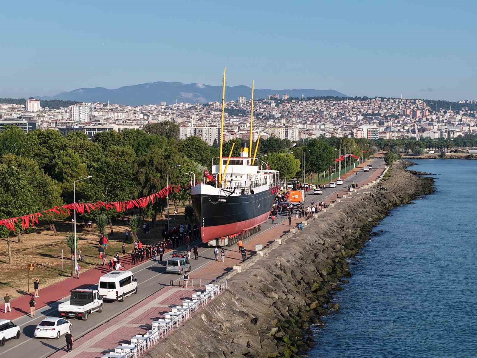 Bandırma Vapuru karadan yürütülerek taşınmaya başlandı