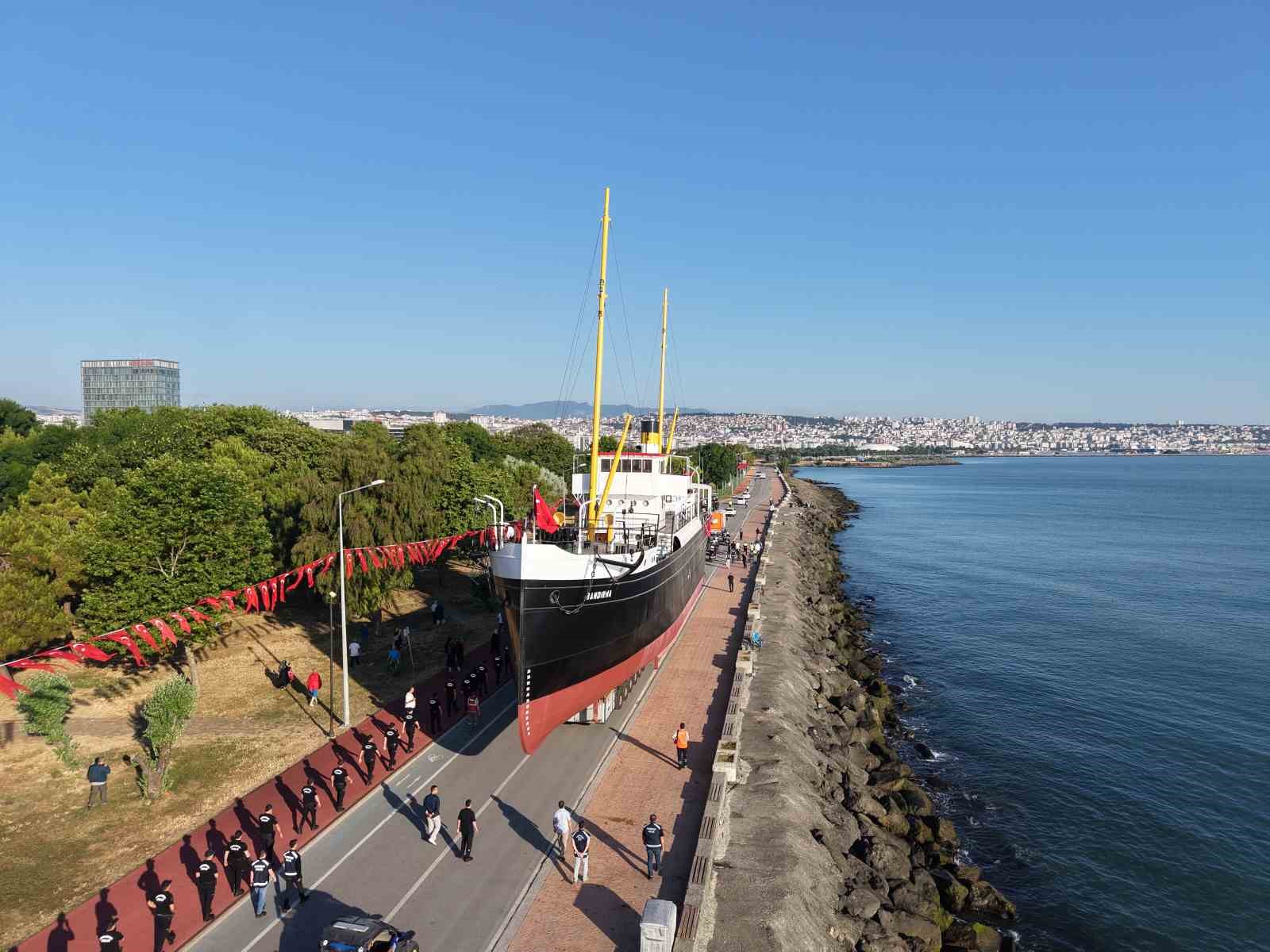 Bandırma Vapuru karadan yürütülerek taşınmaya başlandı
