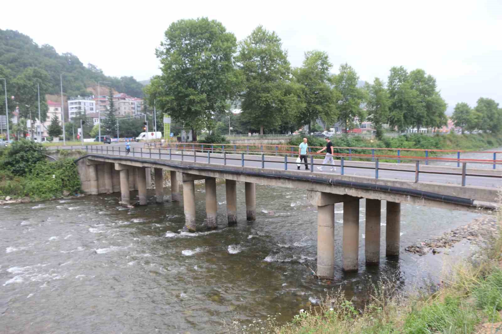 Ayaklarının betonu dökülen, demirleri açığa çıkan köprü korkutuyor