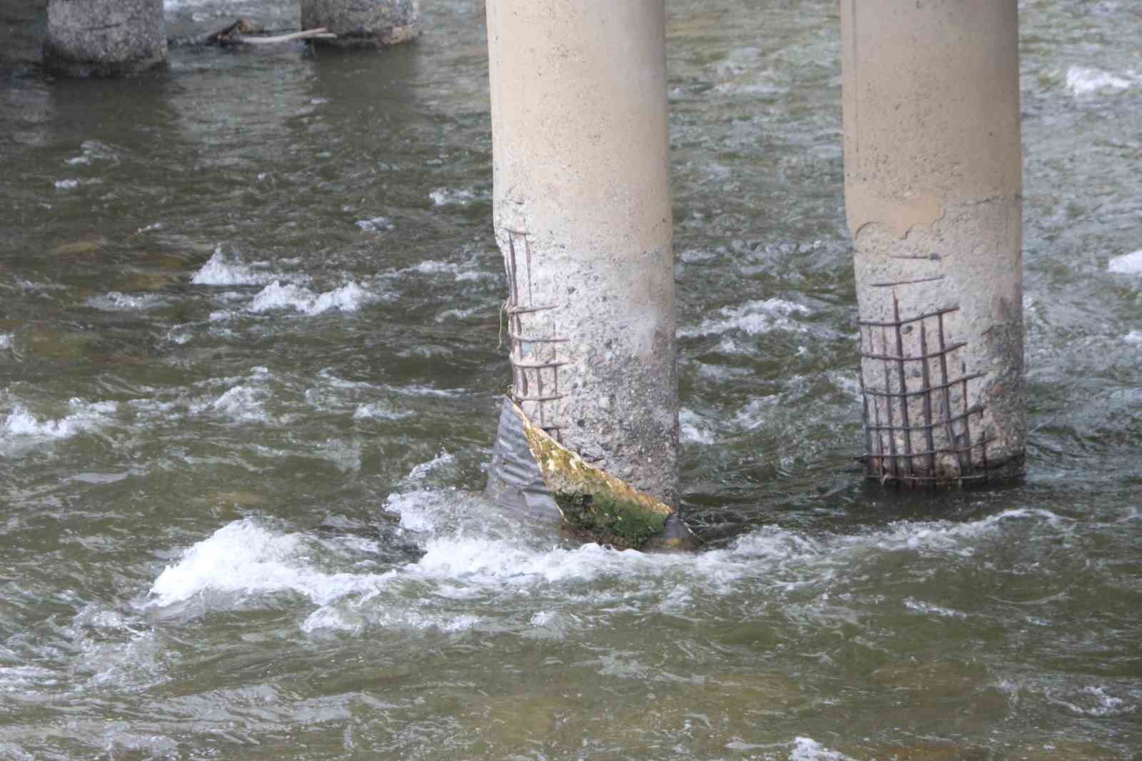 Ayaklarının betonu dökülen, demirleri açığa çıkan köprü korkutuyor