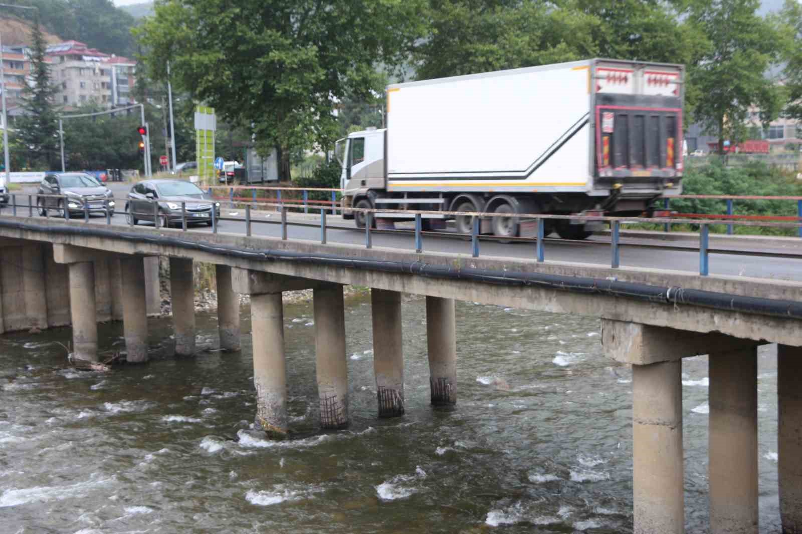 Ayaklarının betonu dökülen, demirleri açığa çıkan köprü korkutuyor