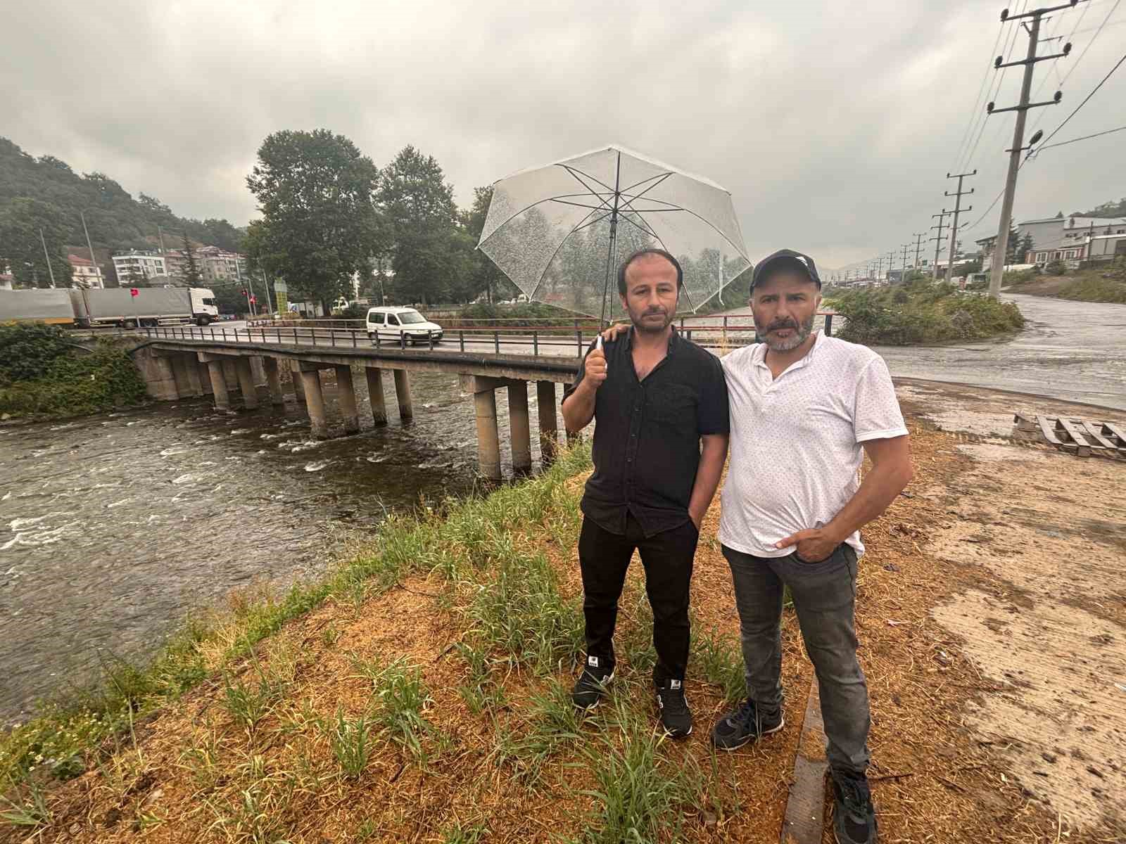 Ayaklarının betonu dökülen, demirleri açığa çıkan köprü korkutuyor