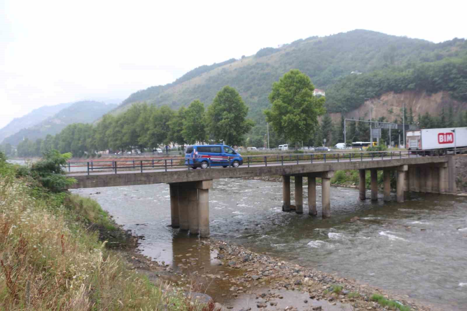 Ayaklarının betonu dökülen, demirleri açığa çıkan köprü korkutuyor