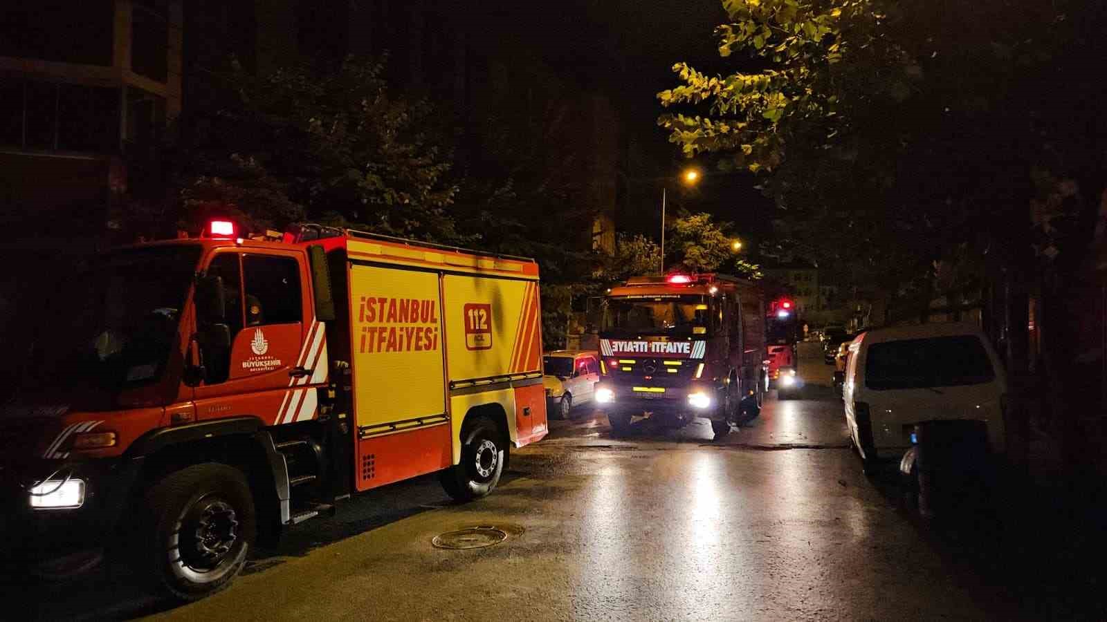 Gaziosmanpaşa’da kayan otomobil doğal gaz kutusuna çarptı, tüm bina tahliye edildi