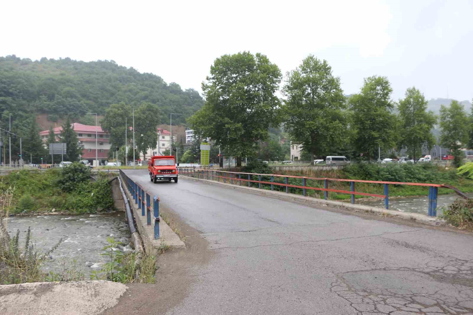 Ayaklarının betonu dökülen, demirleri açığa çıkan köprü korkutuyor
