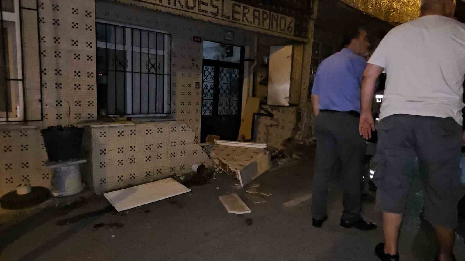 Gaziosmanpaşa’da kayan otomobil doğal gaz kutusuna çarptı, tüm bina tahliye edildi