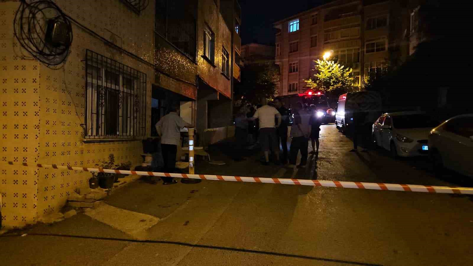 Gaziosmanpaşa’da kayan otomobil doğal gaz kutusuna çarptı, tüm bina tahliye edildi