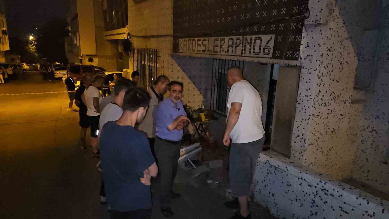 Gaziosmanpaşa’da kayan otomobil doğal gaz kutusuna çarptı, tüm bina tahliye edildi