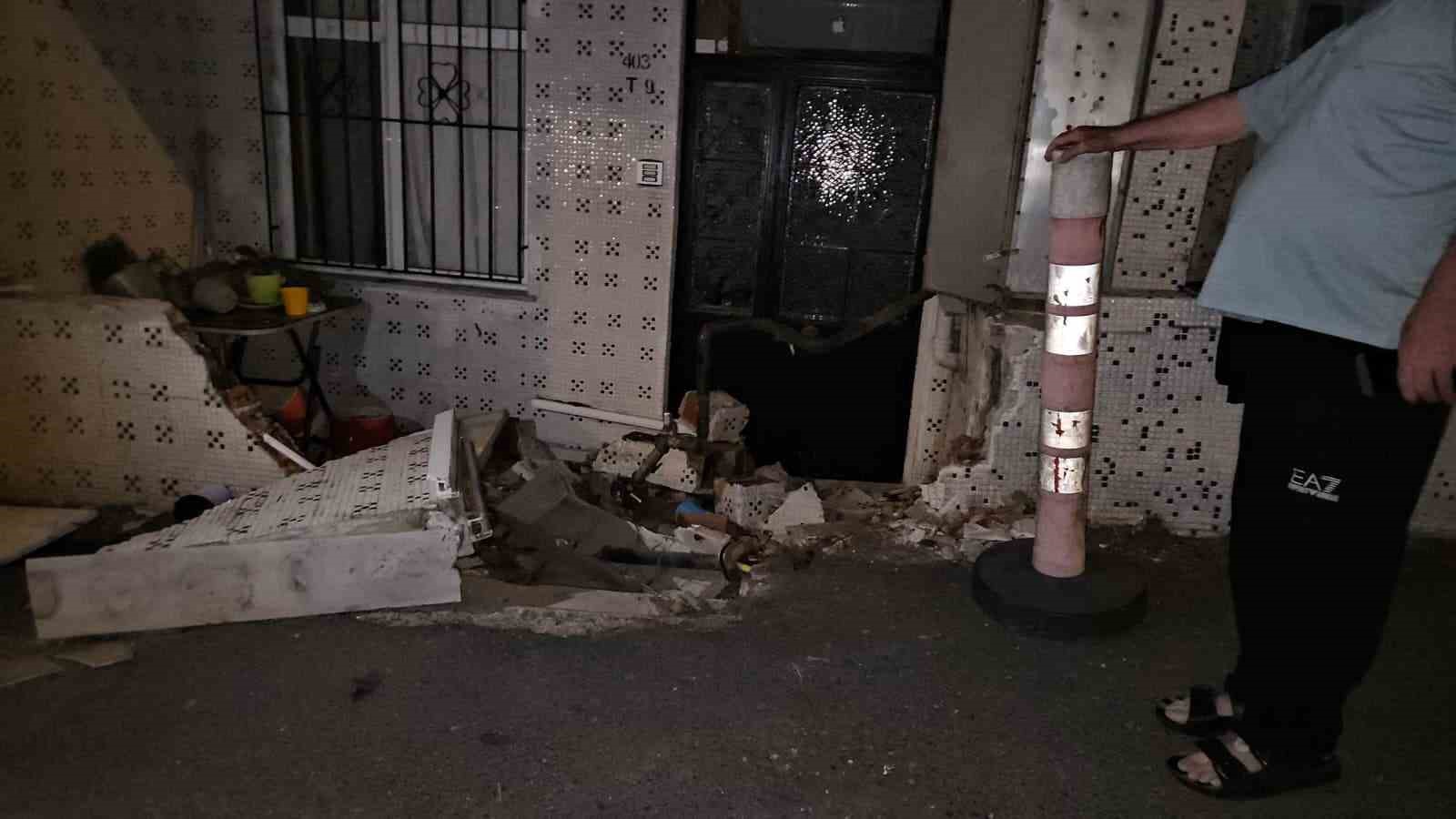 Gaziosmanpaşa’da kayan otomobil doğal gaz kutusuna çarptı, tüm bina tahliye edildi