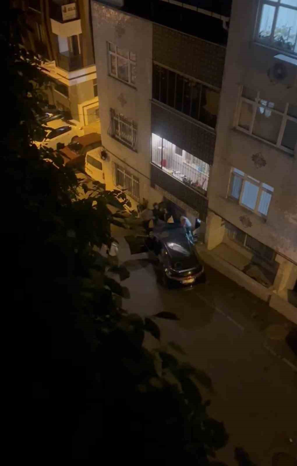 Gaziosmanpaşa’da kayan otomobil doğal gaz kutusuna çarptı, tüm bina tahliye edildi