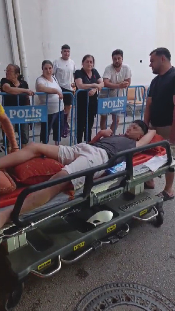 Bahçeye kaçan topu almak isteyen çocuğun bacağına korkuluk demiri saplandı