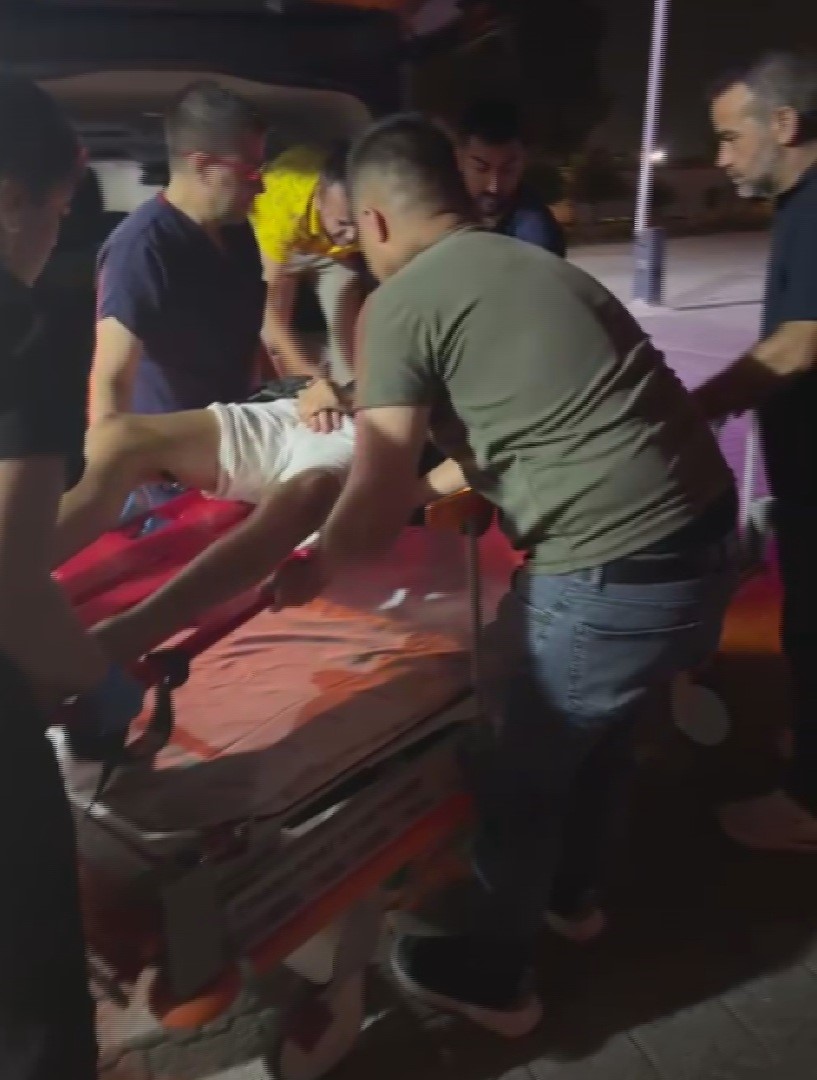 Bahçeye kaçan topu almak isteyen çocuğun bacağına korkuluk demiri saplandı