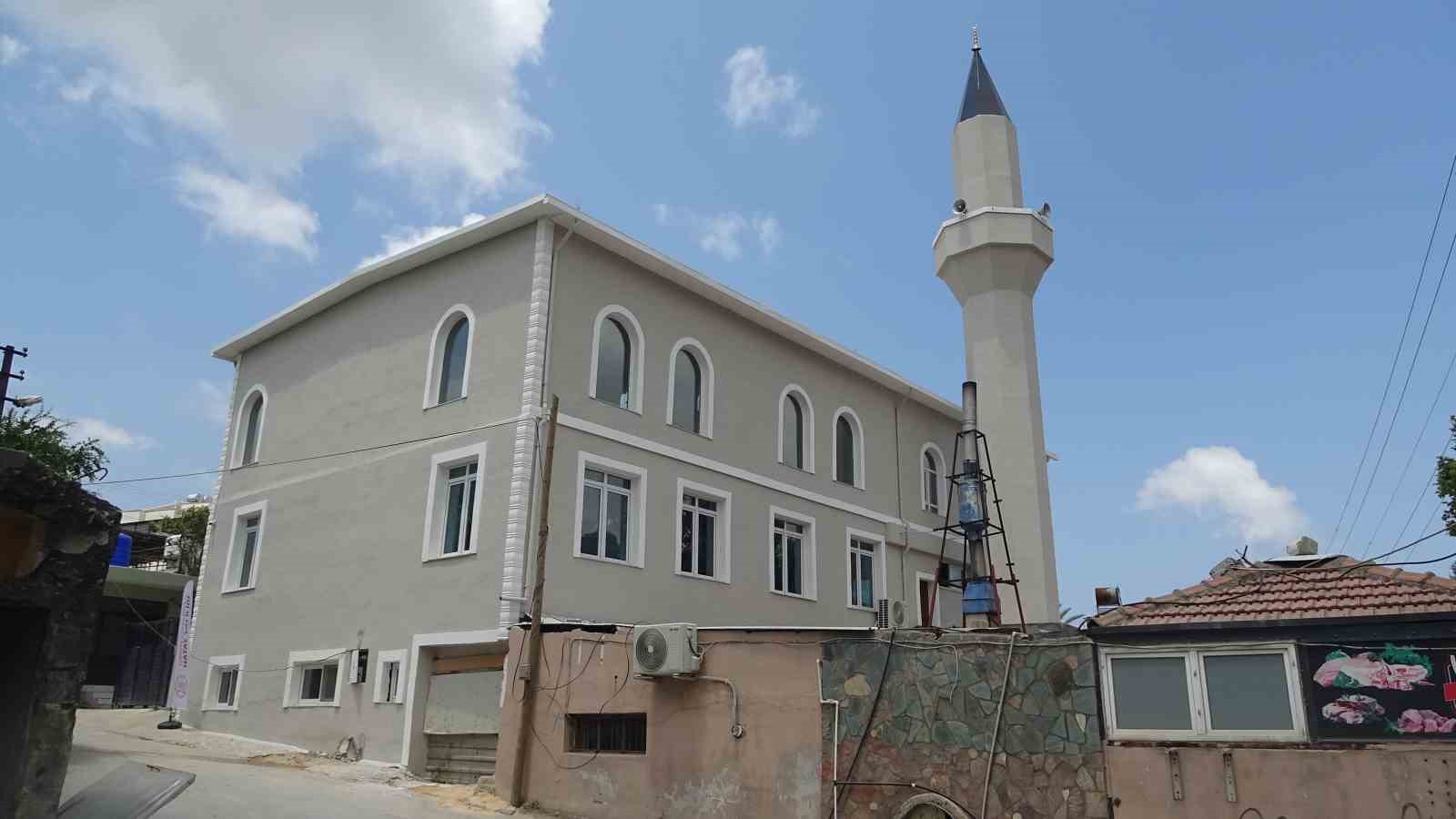 Depremin ardından inşa edilen 131. cami dualarla ibadete açıldı
