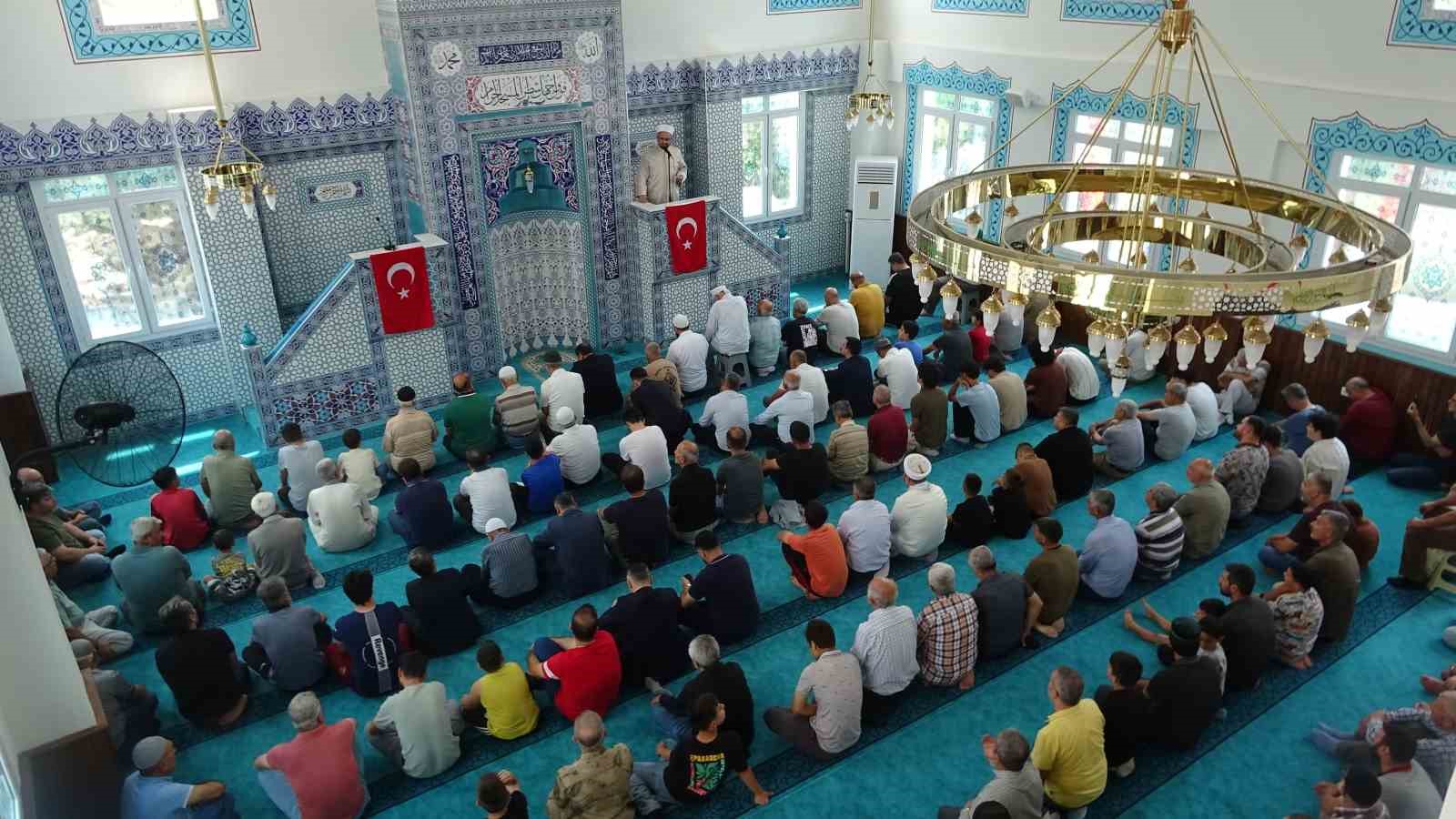 Depremin ardından inşa edilen 131. cami dualarla ibadete açıldı