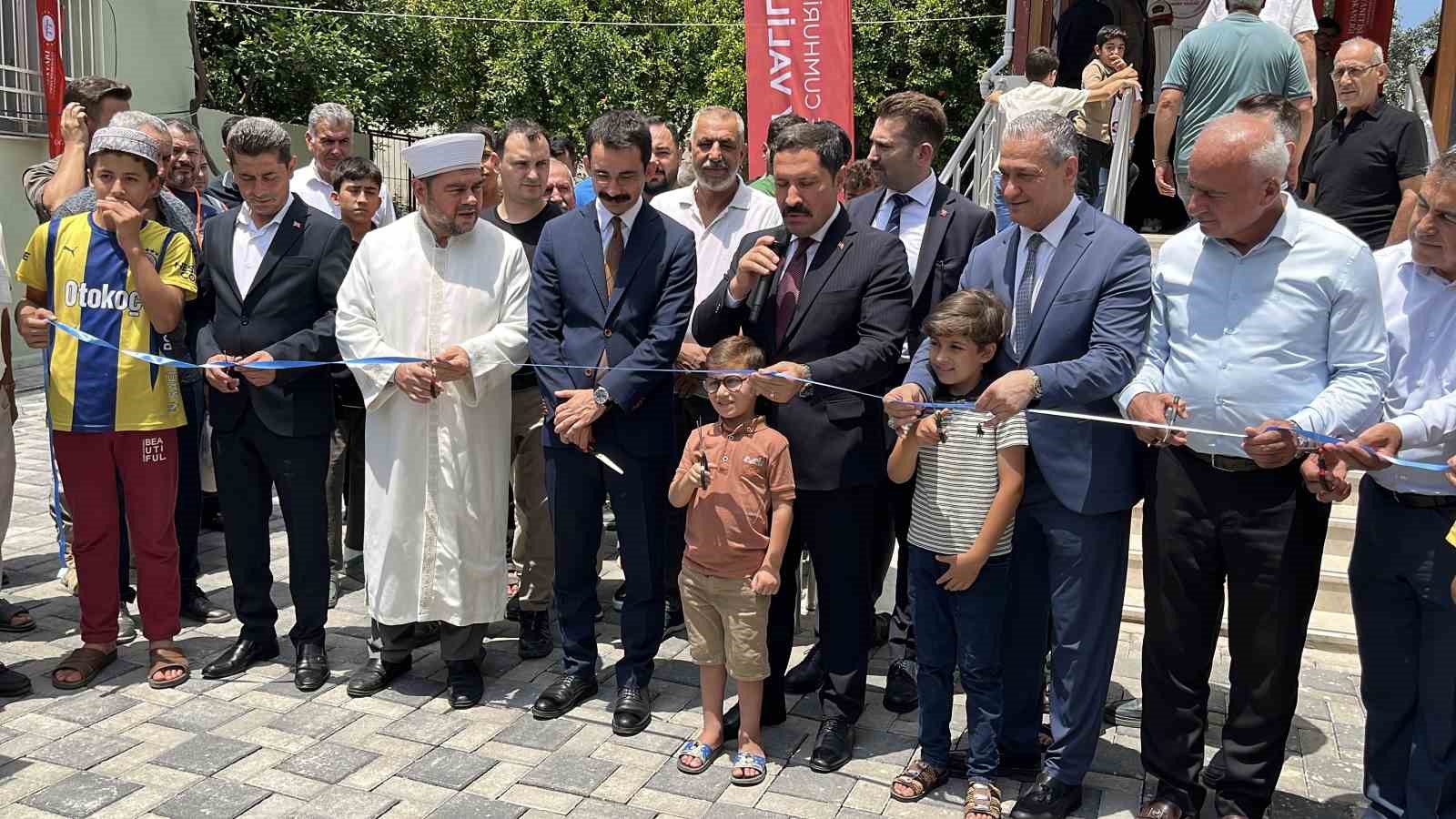 Depremin ardından inşa edilen 131. cami dualarla ibadete açıldı