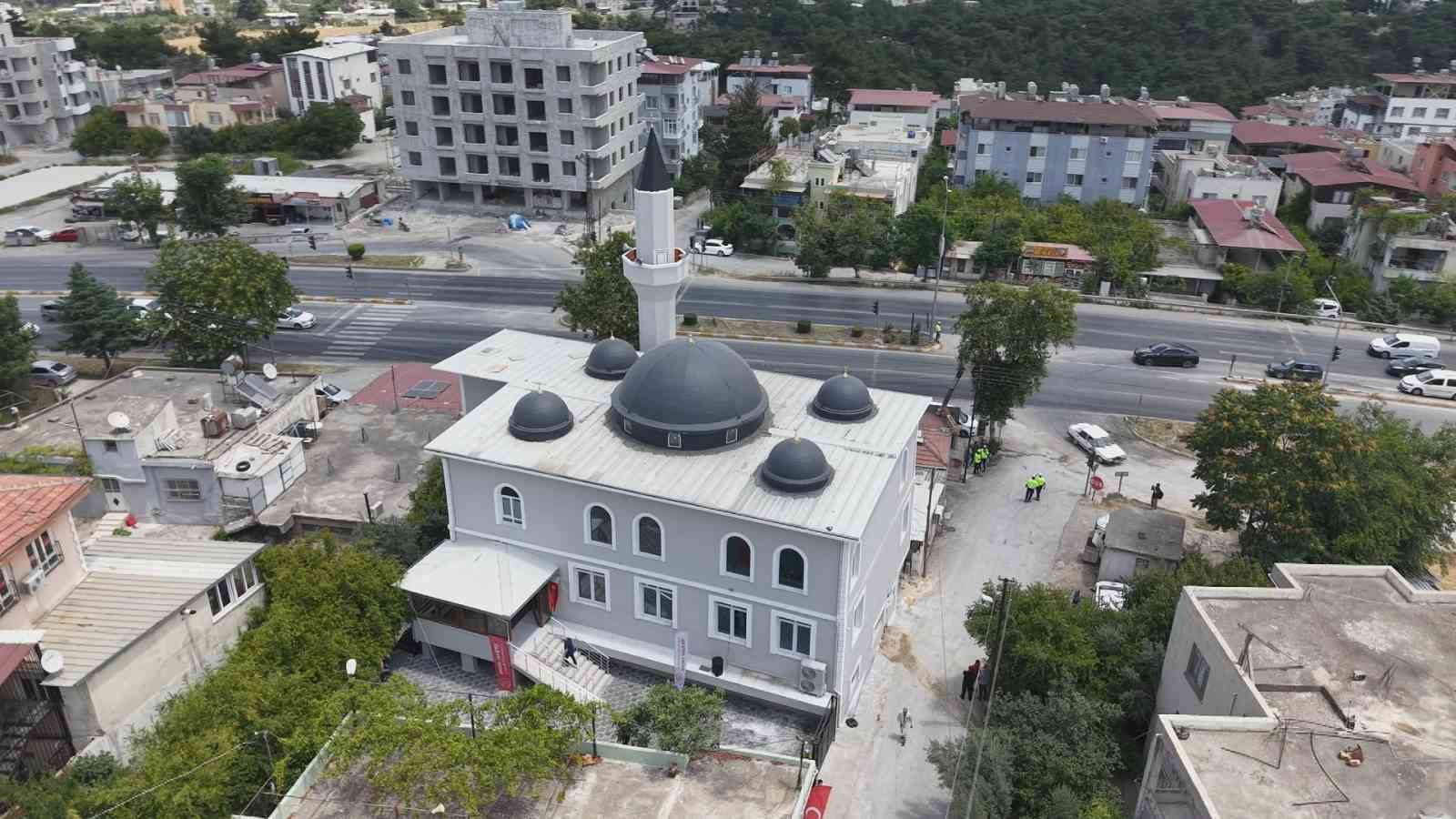 Depremin ardından inşa edilen 131. cami dualarla ibadete açıldı