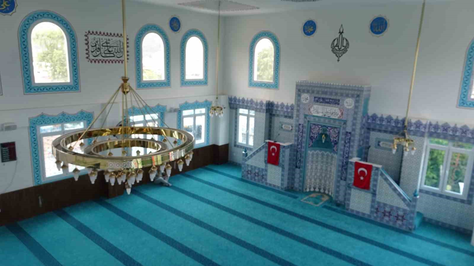 Depremin ardından inşa edilen 131. cami dualarla ibadete açıldı