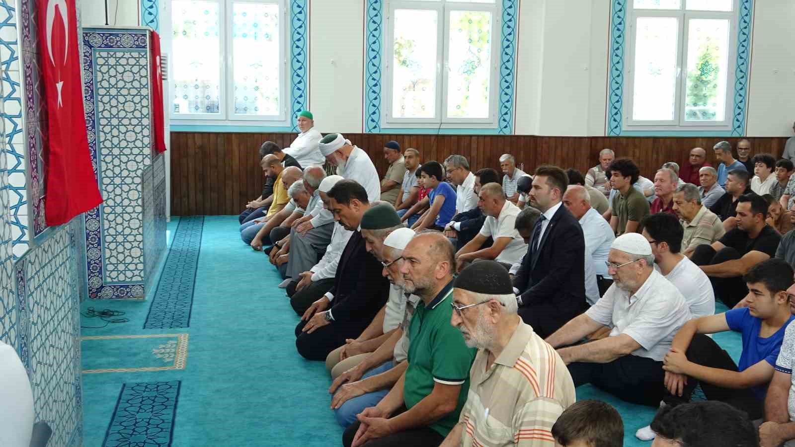 Depremin ardından inşa edilen 131. cami dualarla ibadete açıldı
