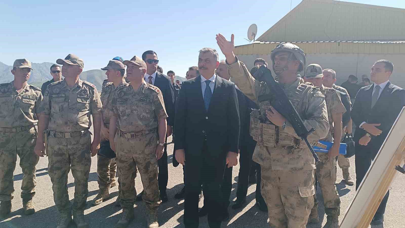Bakan Çiftçi sınırın sıfır noktasında: "’Terörsüz Türkiye’ projesi hayata geçmiştir ve kararlılıkla devam ederek başarıya ulaşacaktır"