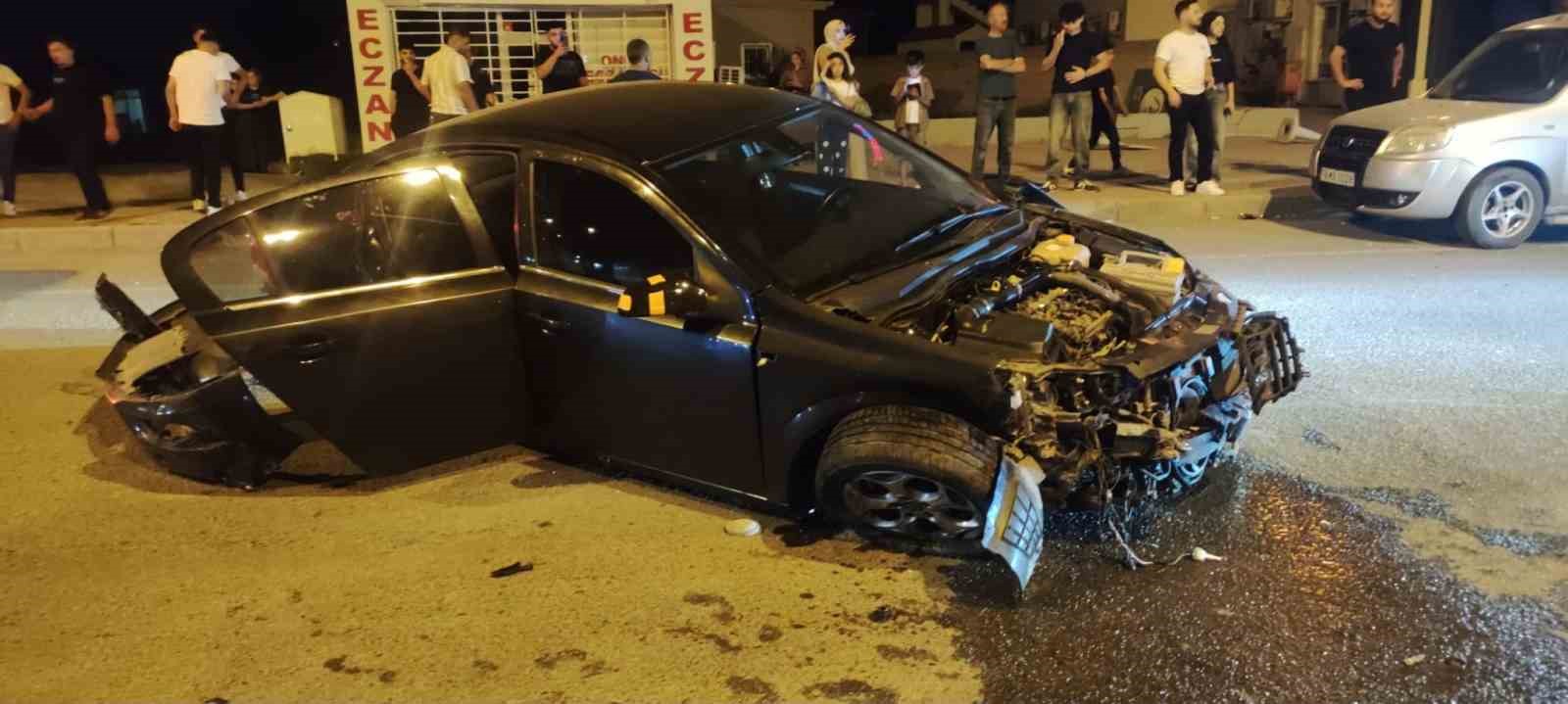 Iğdır’da otomobil aydınlatma direğine çarptı: 3 kişi yaralandı