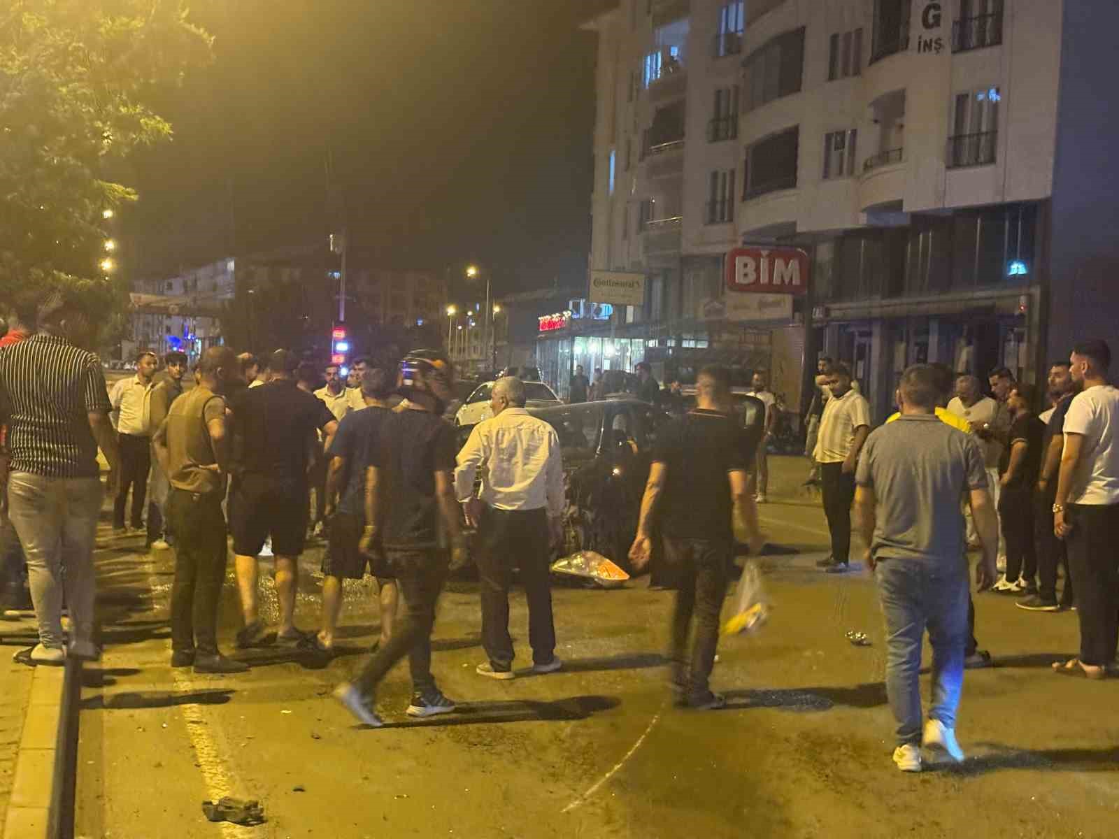 Iğdır’da otomobil aydınlatma direğine çarptı: 3 kişi yaralandı