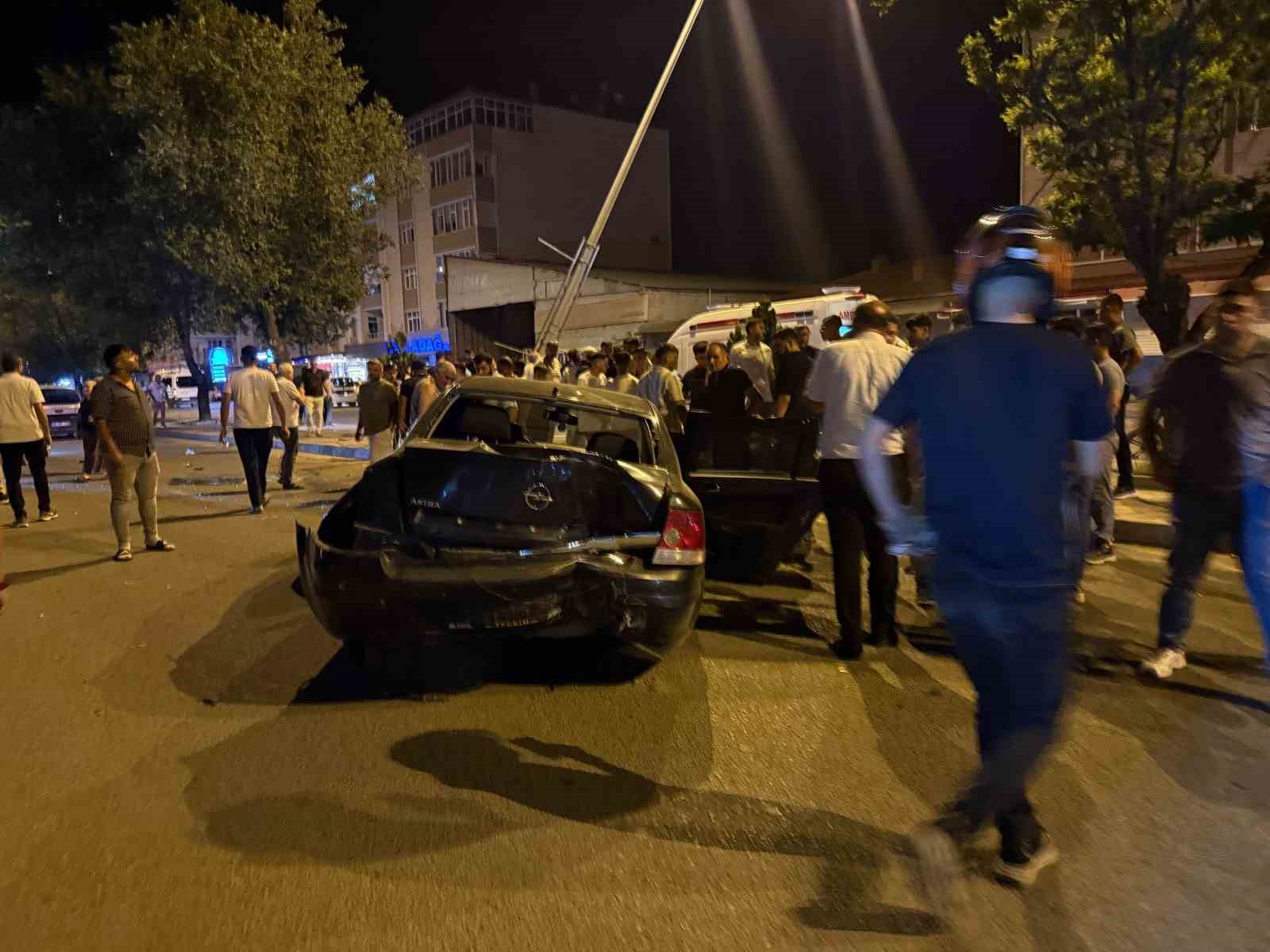 Iğdır’da otomobil aydınlatma direğine çarptı: 3 kişi yaralandı