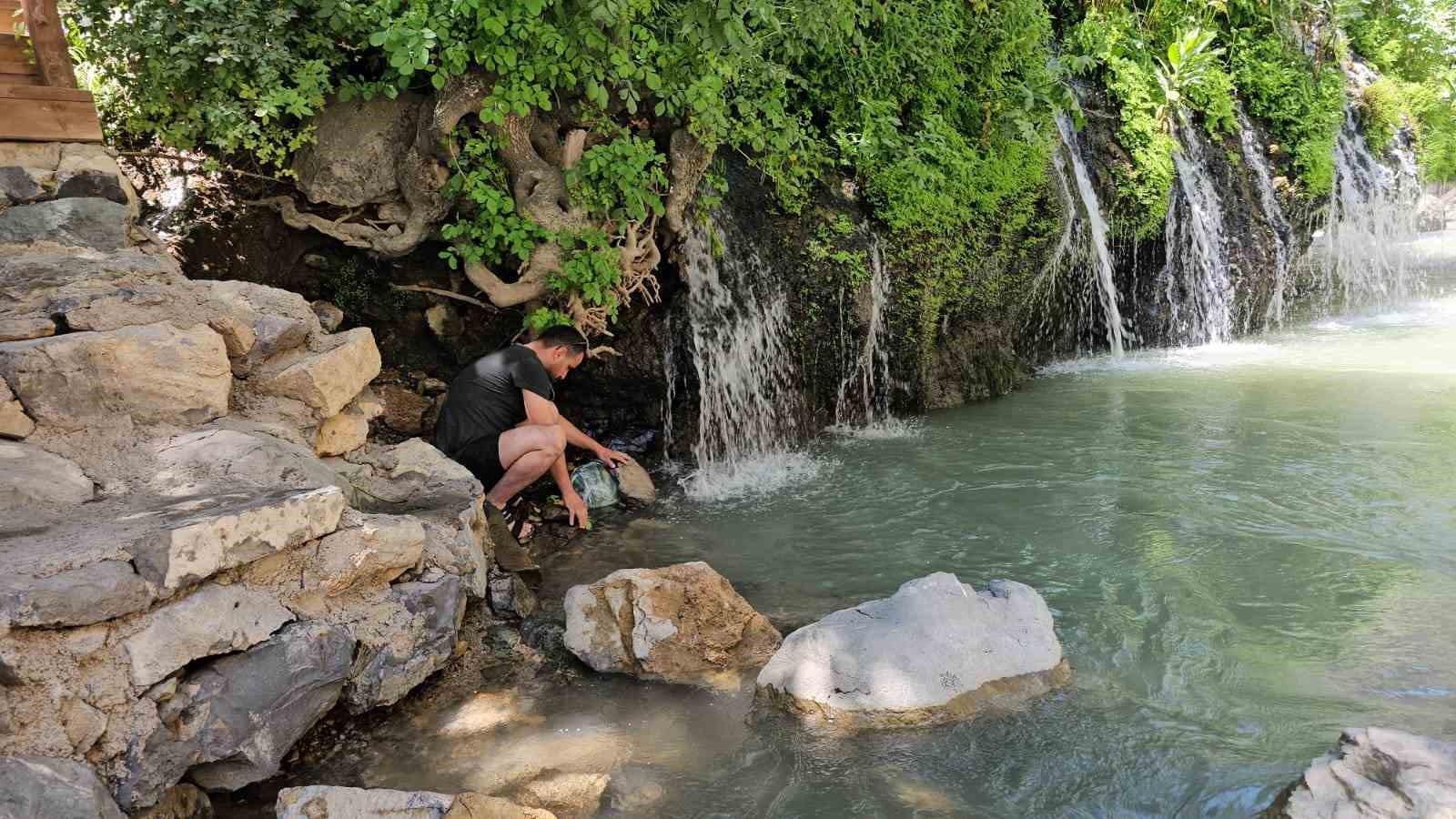 Sıcakların artmasıyla Hakkari Kaval Şelalesi’nde yoğunluk yaşanıyor