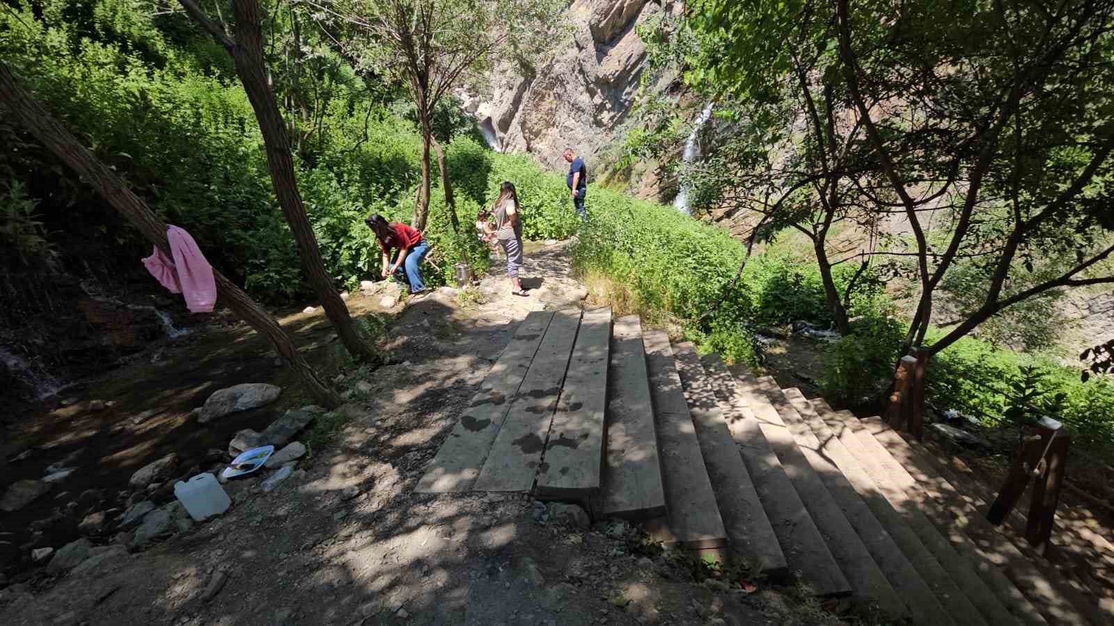 Sıcakların artmasıyla Hakkari Kaval Şelalesi’nde yoğunluk yaşanıyor